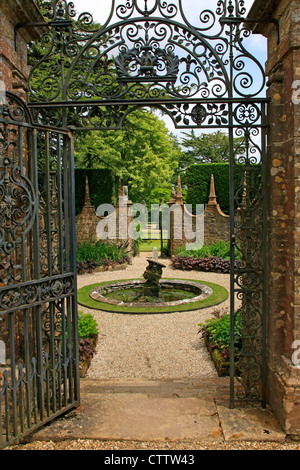 Die ummauerten Gärten Kies Pfade und Wasserspiel im Athelhampton House in Dorset Stockfoto