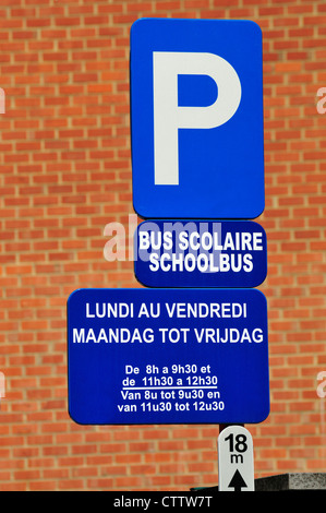 Brüssel, Belgien. Zweisprachige Zeichen - Parkplatz für Schulbusse (Digital bereinigt) Stockfoto
