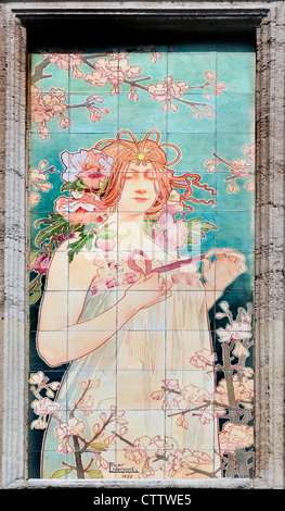 Brüssel, Belgien. Jugendstil-Fliesen (Privat Livemont, 1897) auf Anciennne Grande Maison de Blanc, 32 Rue Marche Aux Poulets. Stockfoto