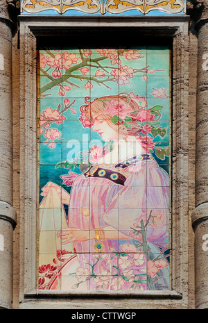 Brüssel, Belgien. Jugendstil-Fliesen (Privat Livemont, 1897) auf Anciennne Grande Maison de Blanc, 32 Rue Marche Aux Poulets. Stockfoto