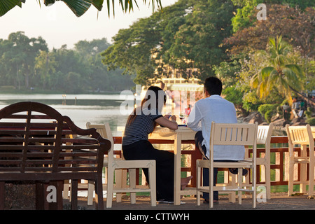 Zu zweit am Kandawgyi See in Yangon, Myanmar Stockfoto