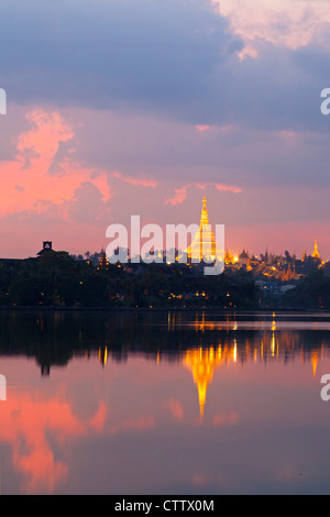 Shwedagon-Pagode und Kandawgyi See, Yangon, Myanmar Stockfoto