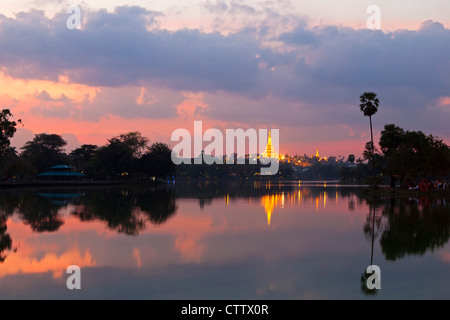 Shwedagon-Pagode und Kandawgyi See, Yangon, Myanmar Stockfoto