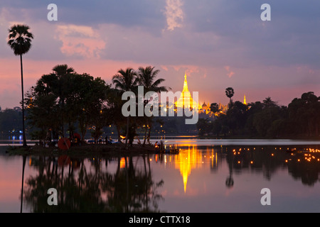 Shwedagon-Pagode und Kandawgyi See, Yangon, Myanmar Stockfoto