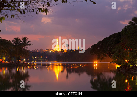 Shwedagon-Pagode und Kandawgyi See, Yangon, Myanmar Stockfoto