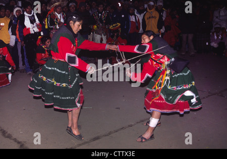 Pilger engagiert in einem Prügel-Spiel während Qoyllur Ritti Wallfahrt. Ocongate, Abteilung von Cuzco, Peru. Stockfoto