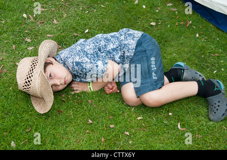 Ein kleiner Junge auf den Port Eliot Literaturtagen St Germans Cornwall UK Stockfoto