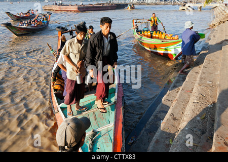 Fähren, die Entladung am Steg am Yangon River, Yangon, Myanmar Stockfoto