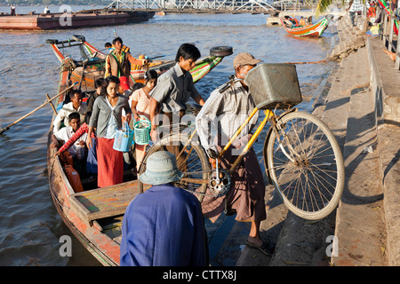 Fähren, die Entladung am Steg am Fluss Yangon, Myanmar Stockfoto