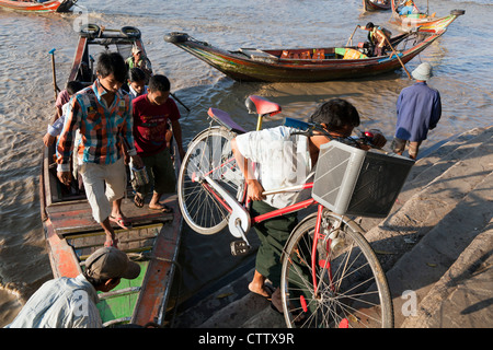 Fähren, die Entladung am Steg am Yangon River, Yangon, Myanmar Stockfoto