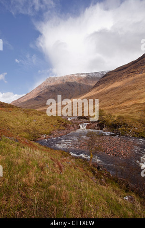 Der Fluß Etive fließt durch Glen Etive in Schottland. Stockfoto