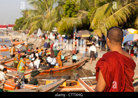 Mönch und Fähre Boote am Steg am Yangon River, Yangon, Myanmar Stockfoto