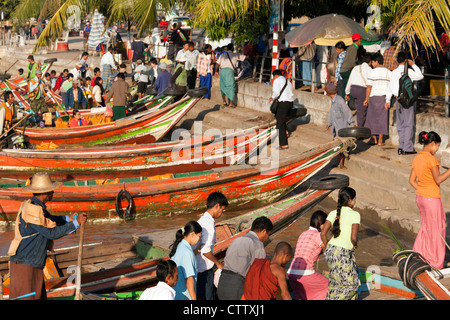 Fähren am Steg am Yangon River, Yangon, Myanmar Stockfoto
