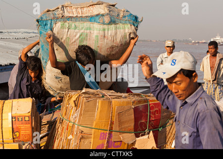 Entladung Boote am Steg am Fluss Yangon, Myanmar Stockfoto