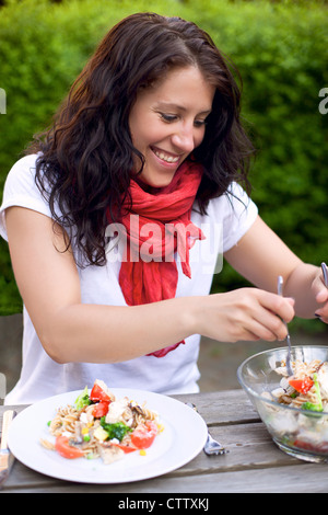 Porträt einer Frau bereitet ein Nudelgericht Stockfoto