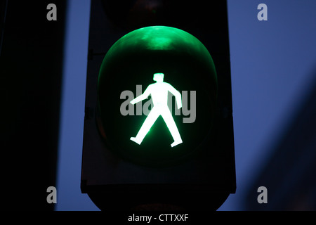 Leuchtend grüne Spaziergang Ampel Zeichen Stockfoto