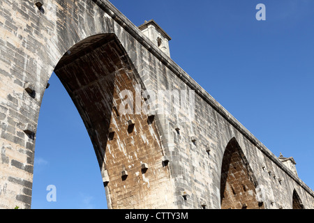 Das Aguas Livres Aquädukt (Aqueduto Das Aguas Livres) in Lissabon, Portugal. Stockfoto