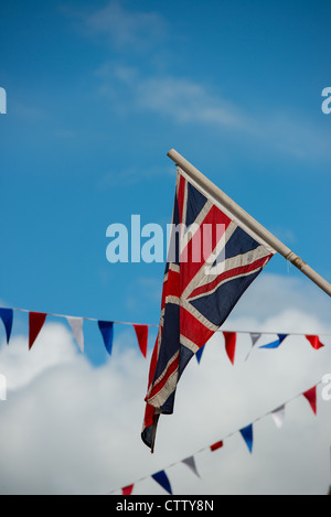 Union Jack mit roten, weißen und blauen Bunting in Worcester bei HM The Queen Royal besuchen im Juli 2012. Stockfoto