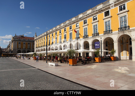 Die Tische und Stühle der Cafés und Restaurants an der Praça Comercio in Lissabon, Portugal. Stockfoto