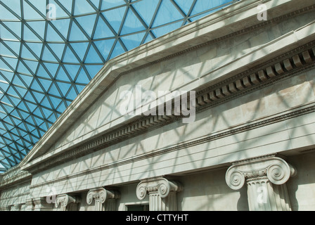 Entworfen von Foster and Partners, das gewölbte Glas segmentiert Dach, das deckt die Great Court des British Museum. Stockfoto