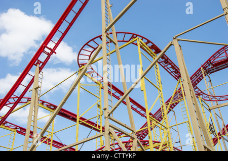 Achterbahn am blauen Himmel Stockfoto