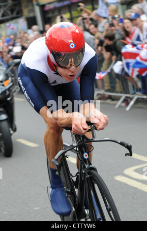 Bradley Wiggins (Team GB) auf dem Weg zum Gewinn einer Goldmedaille in den 2012 Olympischen Herren Radsport Einzelzeitfahren, London, UK Stockfoto