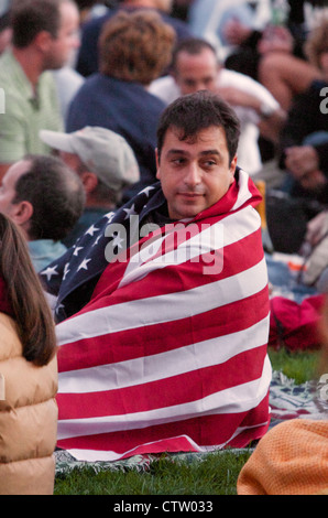 Ein Mann in eine amerikanische Flagge zu Jahresbeginn eine Mahnwache im Central Park während der einjährigen Jubiläum Begehung der S drapiert Stockfoto