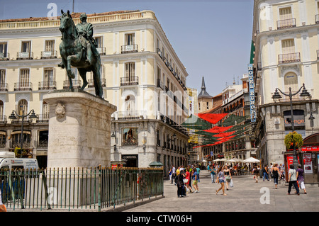 Madrid, Spanien. Puerta del Sol Equestrian Statue von König Carlos III, ist Centro der zentralen Bezirk Calle del Carmen der Stadt Stockfoto