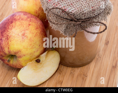 Frische hausgemachte Apfelmus auf hölzernen Hintergrund Stockfoto