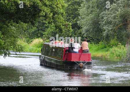 Eine schmale Boot auf dem Fluss Wey Navigationen Surrey UK Stockfoto