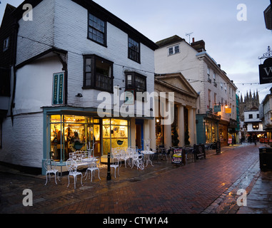 Blick auf "City Fish Bar" an der St. Margarets Street in Canterbury am Abend. Stockfoto