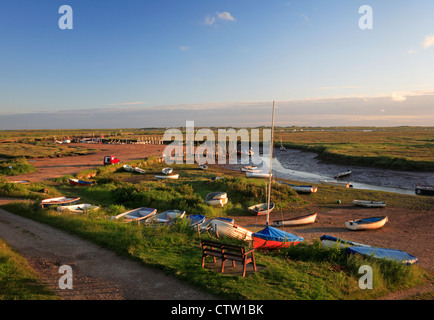 Eine Szene mit Blick auf den Salzwiesen in Richtung Blakeney Punkt von Morston, Norfolk, England, Vereinigtes Königreich. Stockfoto