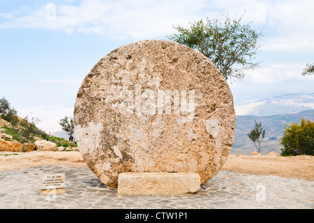 Abu Badd - verwendet rollende Stein als Tür des byzantinischen Kloster am Berg Nebo, Jordanien Stockfoto