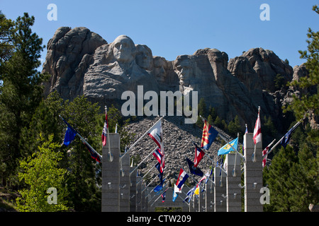 Blick auf Mt. Rushmore mit Zustandsflags aus den Vereinigten Staaten, Mount Rushmore National Monument, South Dakota, Vereinigte Staaten von Amerika Stockfoto