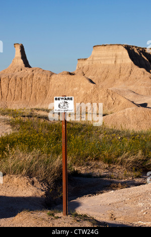 Klapperschlange Warnschild auf einem Wanderweg, Badlands Nationalpark, South Dakota, Vereinigte Staaten von Amerika Stockfoto