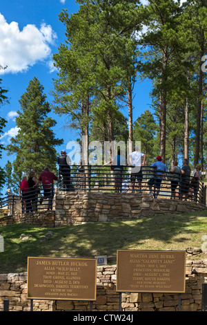 Touristen rund um die Gräber von Wild Bill Hickok und Calamity Jane auf dem Mount Moriah Cemetery, Deadwood, South Dakota, USA Stockfoto
