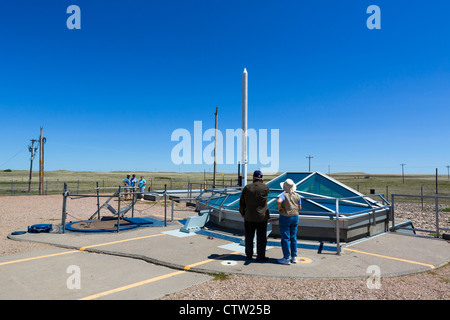 Touristen auf den Minuteman II ICBM Raketensilo in den Minuteman Rakete National Historic Site, in der Nähe von Wand, South Dakota, USA Stockfoto