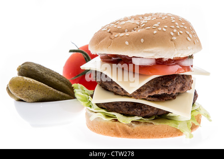 Doppel-Burger mit Zutaten im isoliert auf weißem Hintergrund Stockfoto