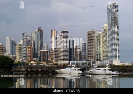 Gesamtansicht der Wolkenkratzer / Skyline mit Bucht / Wasser-Ansicht und Boote, Panama City, Panama Stockfoto