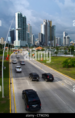 Gesamtansicht der Wolkenkratzer / Skyline mit Autobahn und Verkehr, Panama City, Panama Stockfoto