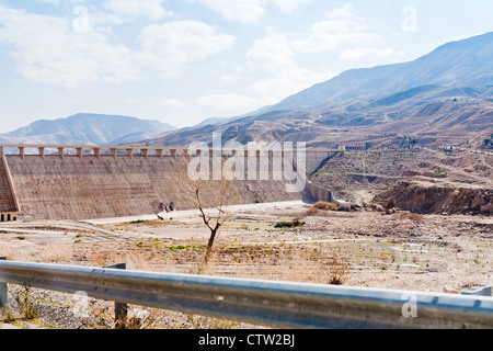 Al Wadi Mujib Staumauer im Bergtal in Jordanien Stockfoto