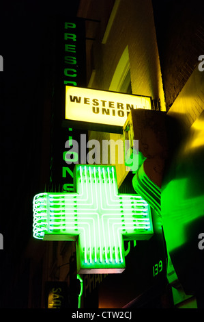 Die beleuchtete Leuchtreklame für eine Apotheke in Camden. Stockfoto