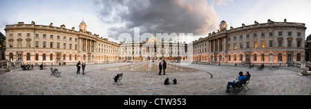 Panoramablick über Somerset House Innenhof mit Menschen rund um den Edmond J. Safra Fountain Court entspannen. Stockfoto