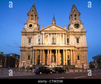 Die Fassade der St. Pauls Cathedral beleuchtet wie der Abend legt in Dunkelheit. Stockfoto