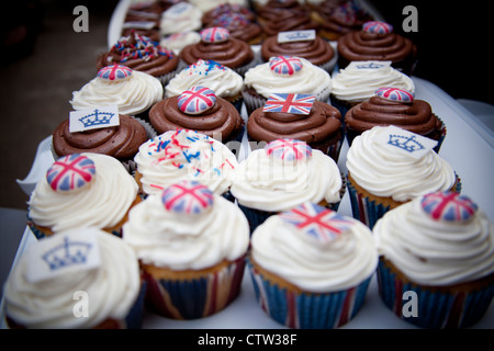 Cupcakes mit Union Jack-Flaggen Stockfoto