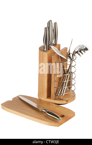 Silberne Küchenutensilien inklusive Schneebesen, Tong und Löffel auf einem weißen Hintergrund und Messer-set Stockfoto