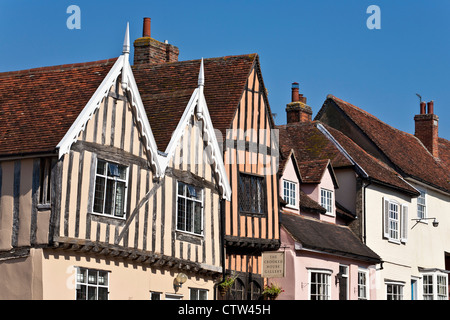 Lange Sicht der Zeile von Mediieval Gebäuden einschließlich Holz gerahmt Cottages in Lavenham Stockfoto