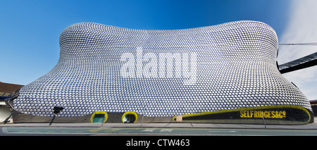 Panoramasicht auf das Selfridges Gebäude, entworfen von Future Systems in Birmingham Bullring shopping-Bereich. Stockfoto