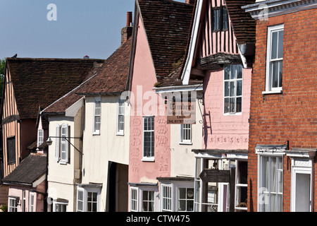 Lange Sicht der Reihe der mittelalterlichen Cottages in Lavenham, Suffolk Stockfoto