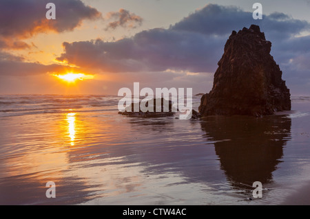 Ecola State Park, Oregon-Sonnenuntergang-Reflexionen und Silhouette Seastacks auf Indian Beach Stockfoto